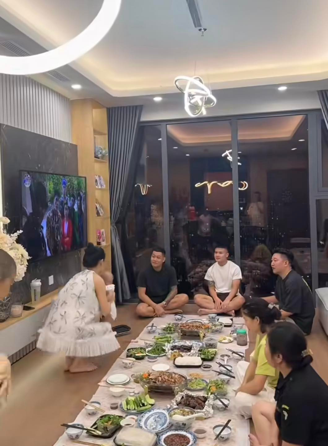 Chu Thanh Huyền chia sẻ cô ăn uống thoải mái để em bé trong bụng khoẻ mạnh.