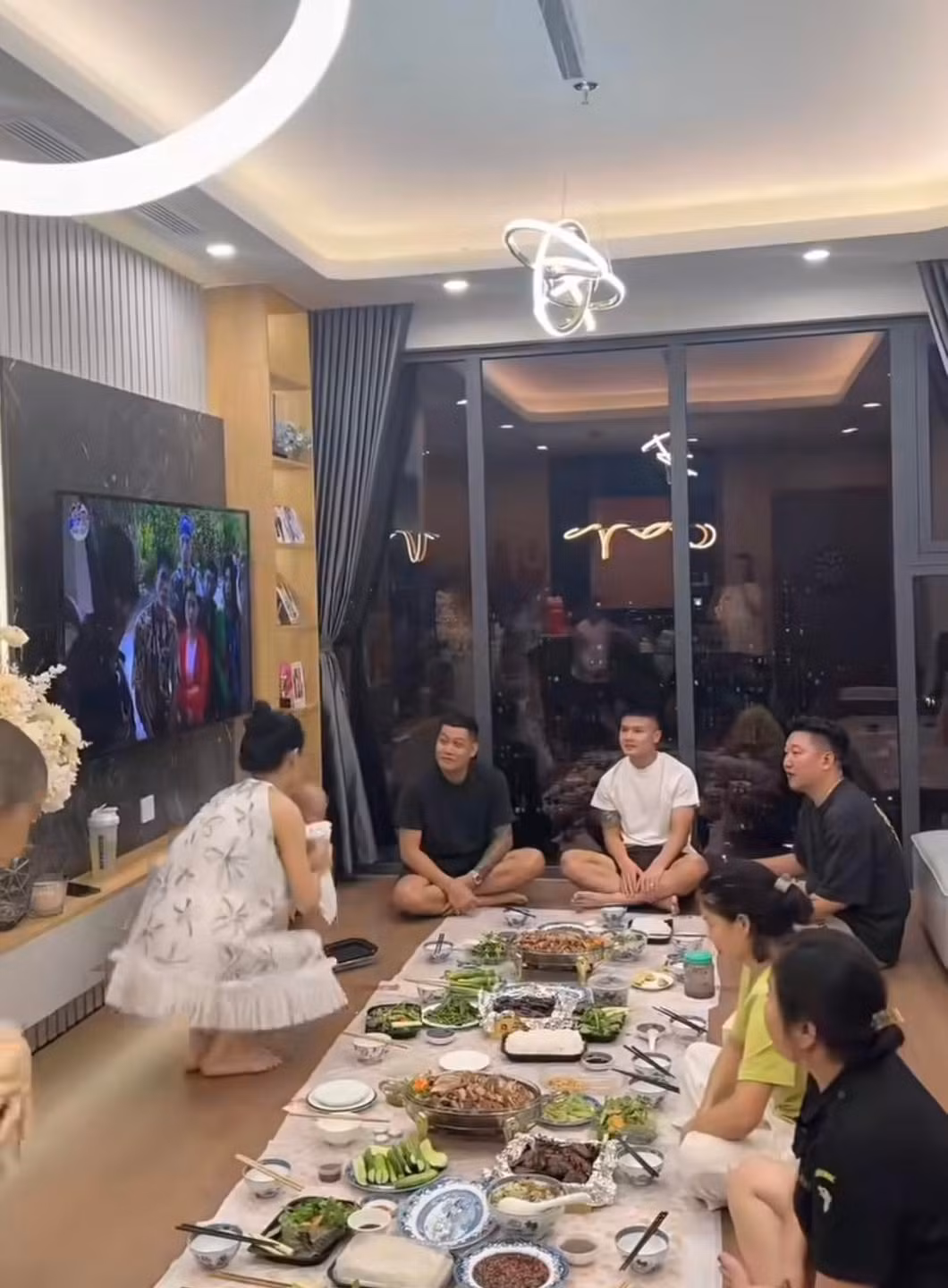 Chu Thanh Huyền chia sẻ cô ăn uống thoải mái để em bé trong bụng khoẻ mạnh.