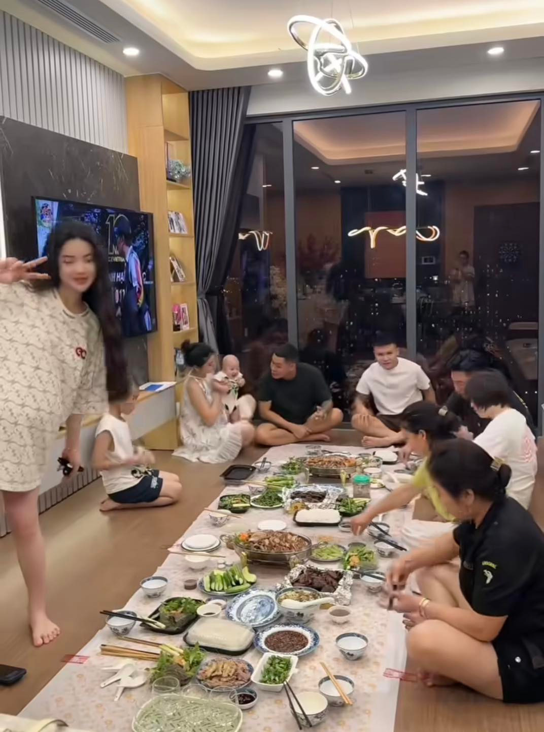 Mới đây, cô nàng cũng cập nhật 1 đoạn video quay lại hình ảnh cả nhà cùng tụ tập ăn uống trước thời gian cô nàng vỡ chum.