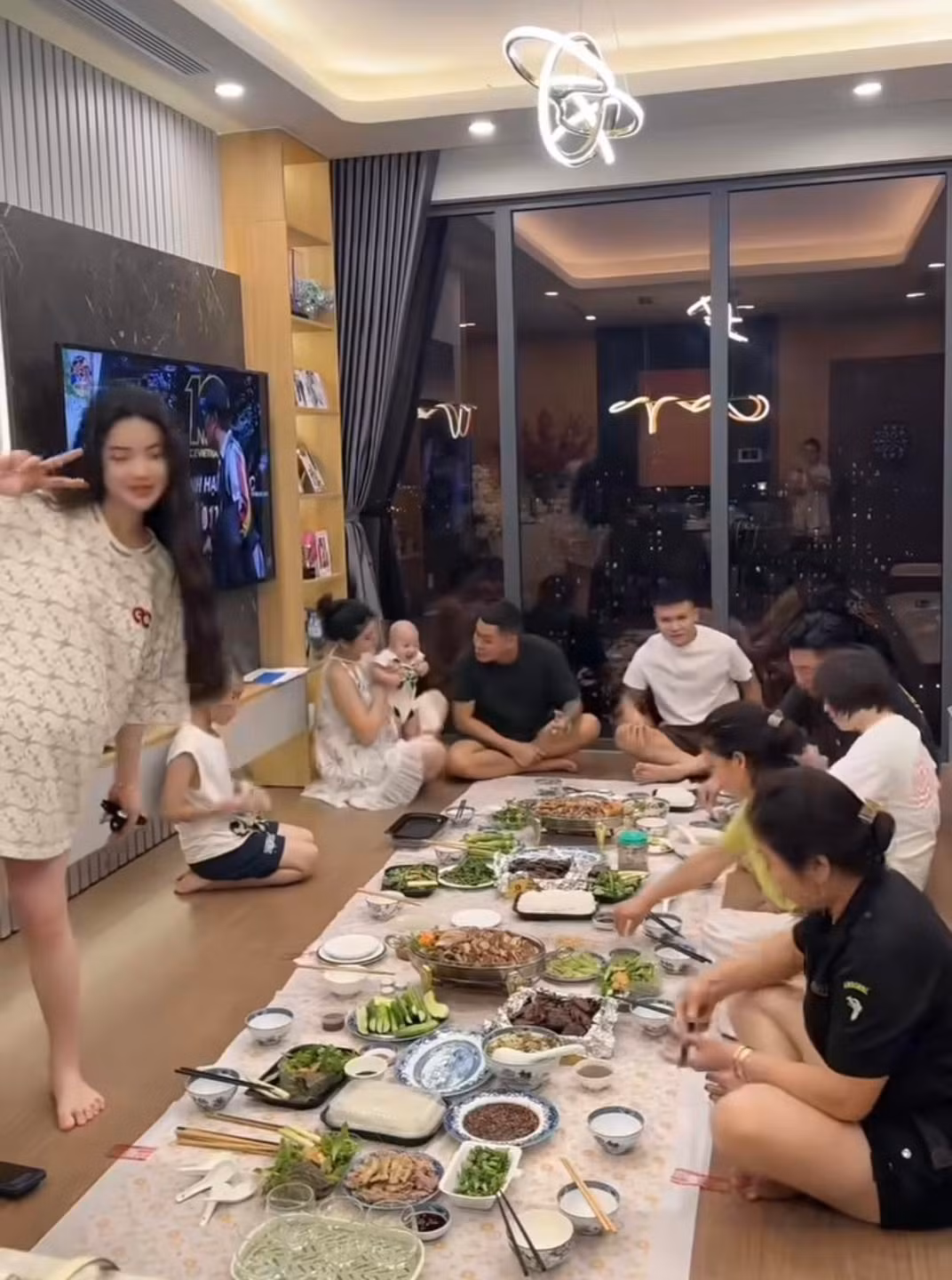 Mới đây, cô nàng cũng cập nhật 1 đoạn video quay lại hình ảnh cả nhà cùng tụ tập ăn uống trước thời gian cô nàng vỡ chum.