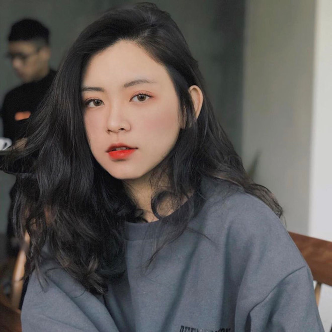 Phan Khánh Ngọc (sinh năm 1999) sở hữu gương mặt V-line, đôi mắt to và sống mũi cao.