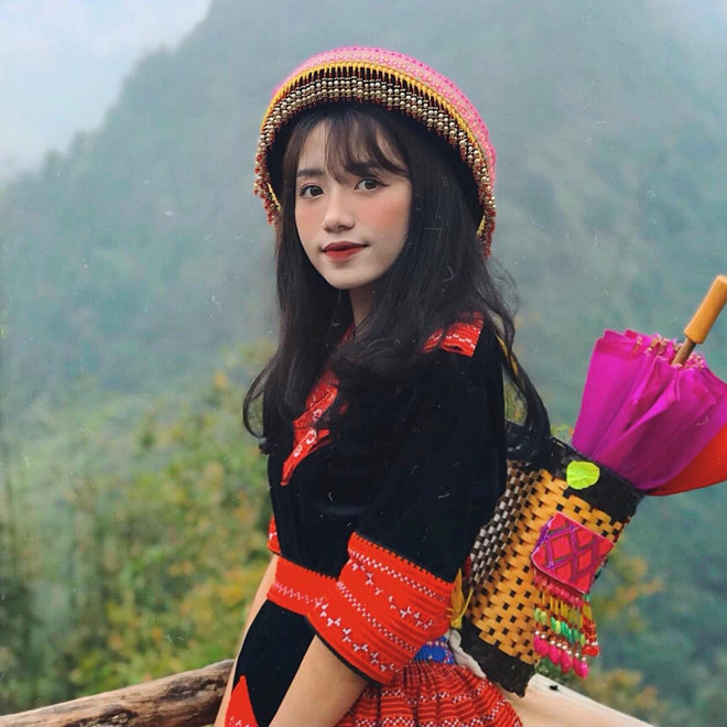 Đoàn Thị Lâm Oanh (biệt danh Lou Thỏ) là sinh viên ngành Kế toán. Cô được biết đến là mẫu ảnh đắt show tại Hà Nội.