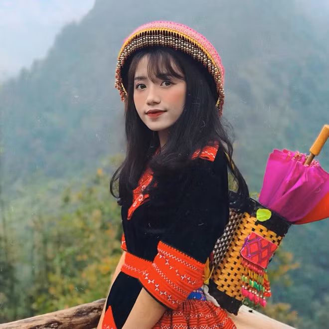 Đoàn Thị Lâm Oanh (biệt danh Lou Thỏ) là sinh viên ngành Kế toán. Cô được biết đến là mẫu ảnh đắt show tại Hà Nội.