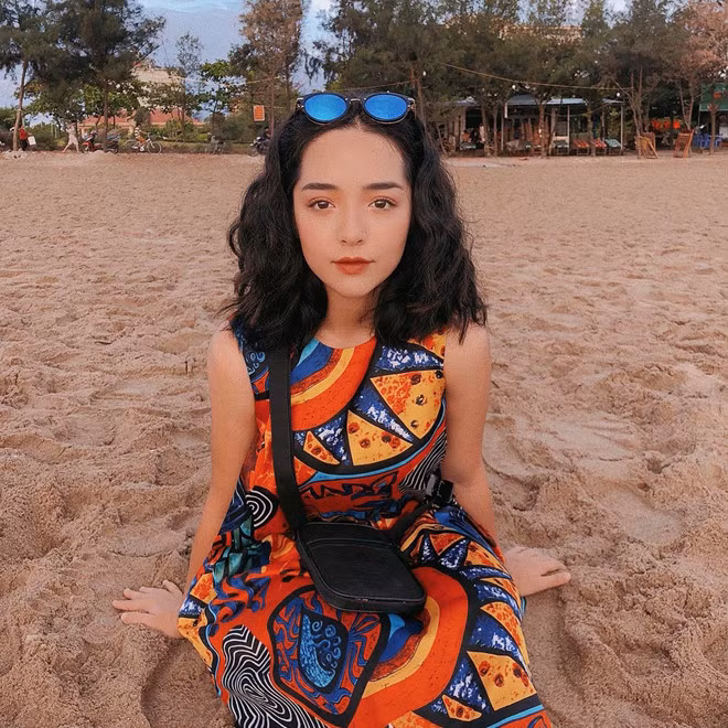 Trinh Tây từng phải giảm 15 kg để có thân hình thon thả như bây giờ. Hiện tại, 9X muốn tập trung cho việc học và ít khi tham gia các hoạt động nghệ thuật hơn so với trước đây.