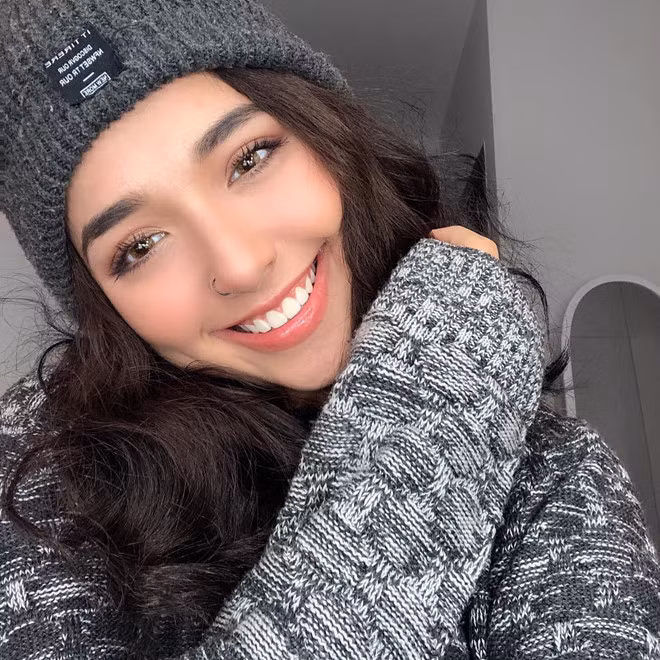 Trinh Tây còn có biệt danh "búp bê lai" khi mang trong mình 2 dòng máu Việt Nam và Israel. Hiện trang cá nhân của hot girl ĐH Thăng Long có gần 220.000 lượt theo dõi.