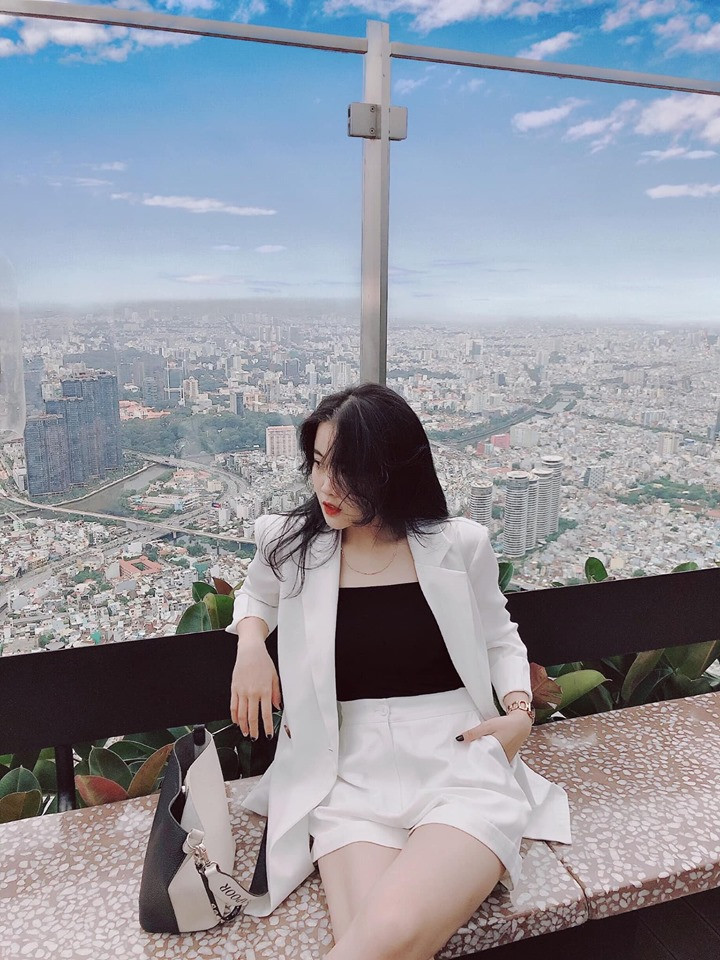 Bạn gái Văn Hậu vẫn xinh đẹp dù theo phong cách trưởng thành khi phối áo quây đen với bộ vest trắng trẻ trung.