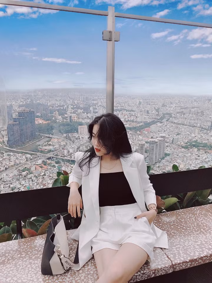 Bạn gái Văn Hậu vẫn xinh đẹp dù theo phong cách trưởng thành khi phối áo quây đen với bộ vest trắng trẻ trung.