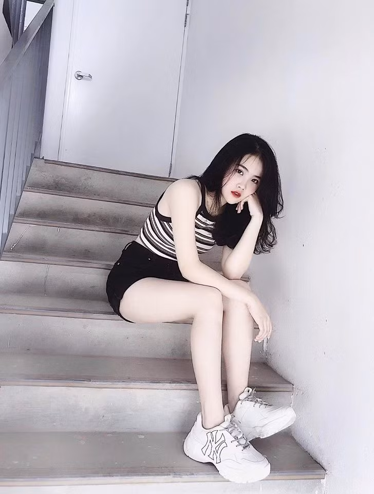 Hoàng Anh thường diện những chiếc áo 2 dây khoe vai gợi cảm cùng chiếc quần shorts cạp cao khoe đôi chân thon gọn.