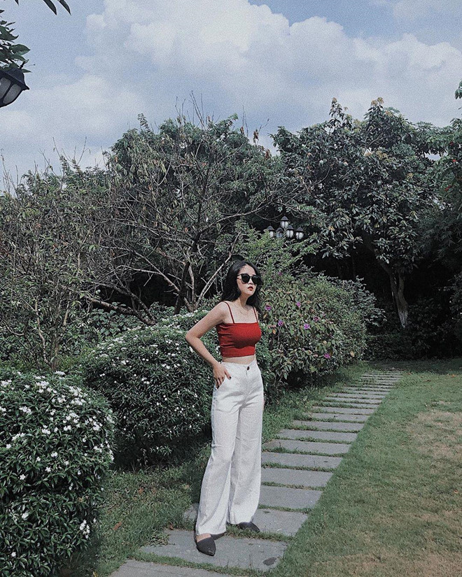 Với chiếc quần dài cạp cao, Hoàng Anh "ăn gian" được vài cm chiều cao. Tài khoản M.A bình luận: "Em thích cách chị kết hợp thế này, trong gợi cảm mà vẫn thanh lịch ấy". 