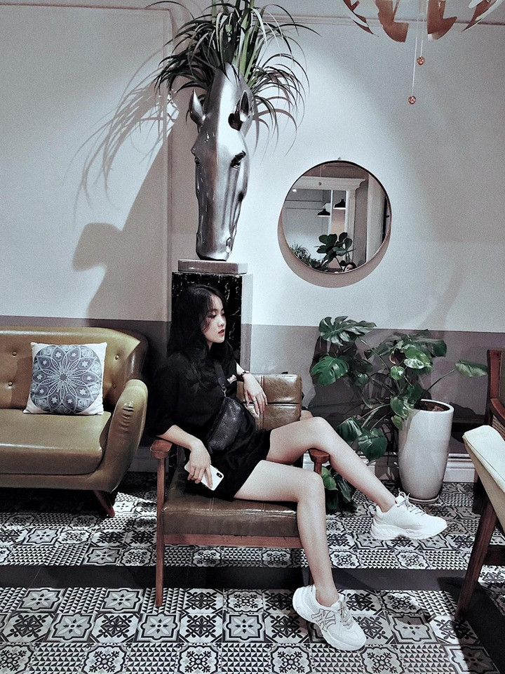 Áo phông, quần short và giày thể thao là những trang phục thường được Hoàng Anh lựa chọn cho phong cách này.