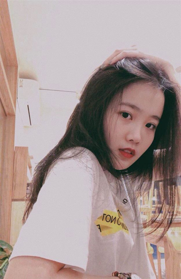 Sở hữu gương mặt xinh xắn và gu ăn mặc trẻ trung, 9X Hoàng Anh nhận nhiều ủng hộ từ dân mạng khi công khai hẹn hò Văn Hậu.