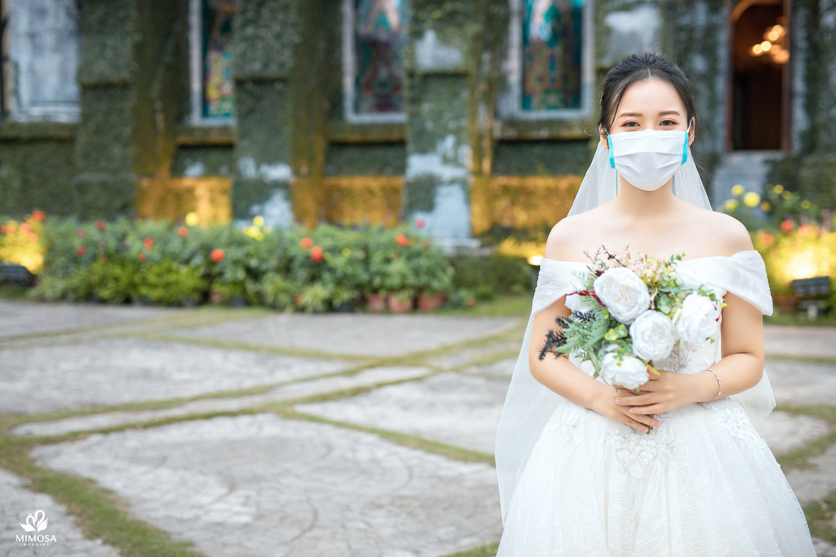Mặc dù bịt khẩu trang kín mặt nhưng cô dâu vẫn được nhận xét là xinh xắn, duyên dáng.