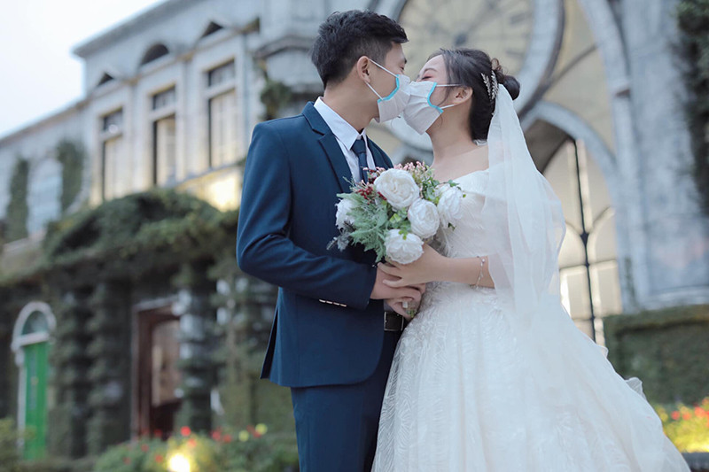 Bên cạnh đó, cũng có người cho rằng bộ ảnh đúng là không rõ mặt cô dâu chú rể nhưng đây sẽ là một kỷ niệm đáng nhớ của cặp đôi khi cưới đúng dịp dịch bệnh bùng phát. Hơn nữa, mỗi người có một sở thích riêng, họ bỏ tiền ra để sở hữu được những tấm hình theo ý của bản thân thì chẳng có gì là sai hay đáng lên án.