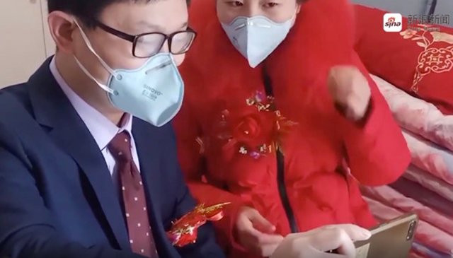 Tại Trung Quốc, có nhiều cặp đôi hoãn cưới khi bệnh dịch đang hoành hành nhưng cũng có nhiều người bất chấp tổ chức hôn lễ, lẽ dĩ nhiên, cả cô dâu chú rể và quan khách đều đeo khẩu trang kín mít.