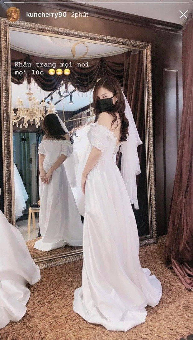 Trước đó, MC Thu Hoài cũng đã đăng tải tấm hình đi thử váy cưới nhưng trên mặt vẫn đeo khẩu trang để tránh dịch corona lây lan.