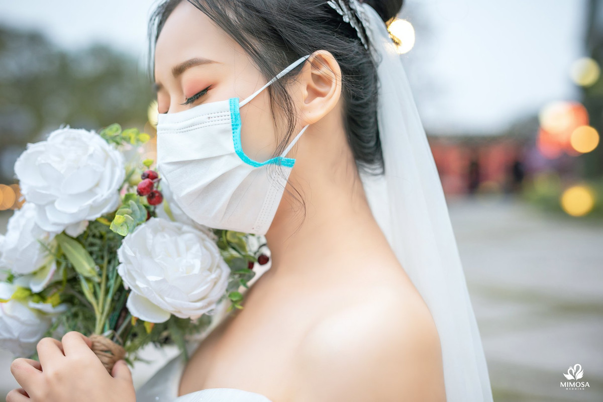 Thế nhưng, đối với những người đã định sẵn ngày vui thì mọi kế hoạch đều không thể hoãn lại. Mới đây, một bộ ảnh cưới mang phong cách phòng tránh virus corona được đăng tải trên mạng xã hội khiến nhiều người thích thú.