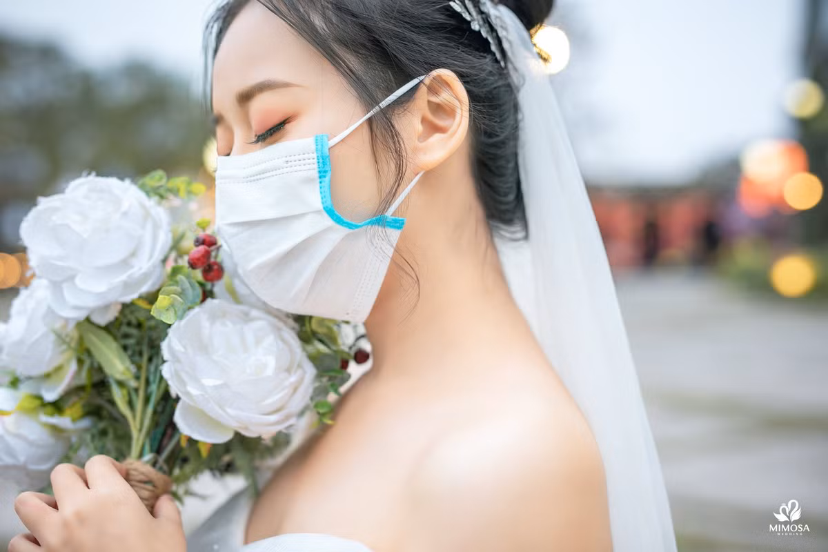 Thế nhưng, đối với những người đã định sẵn ngày vui thì mọi kế hoạch đều không thể hoãn lại. Mới đây, một bộ ảnh cưới mang phong cách phòng tránh virus corona được đăng tải trên mạng xã hội khiến nhiều người thích thú.