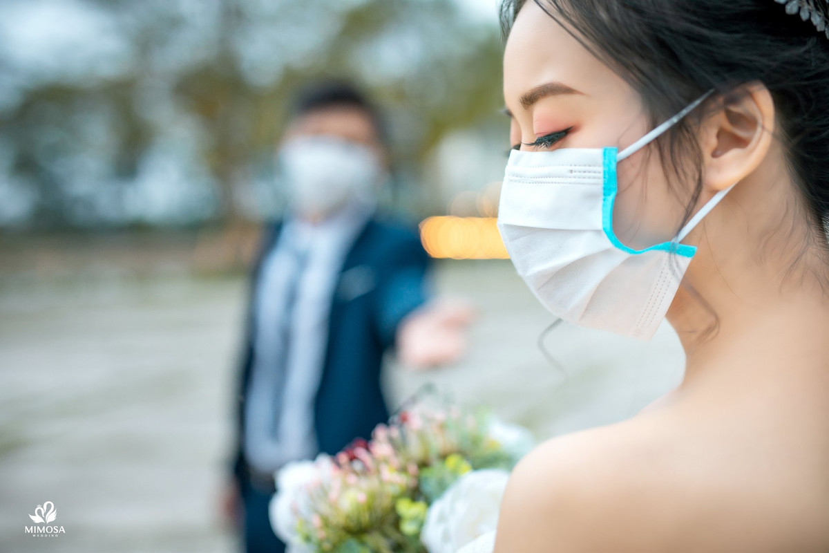 Dịch corona đang cực kỳ nguy hiểm nên dù sắp cưới nhau thì cũng không nên gần gũi quá để tránh lây bệnh.