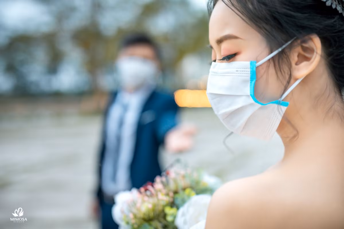 Dịch corona đang cực kỳ nguy hiểm nên dù sắp cưới nhau thì cũng không nên gần gũi quá để tránh lây bệnh.