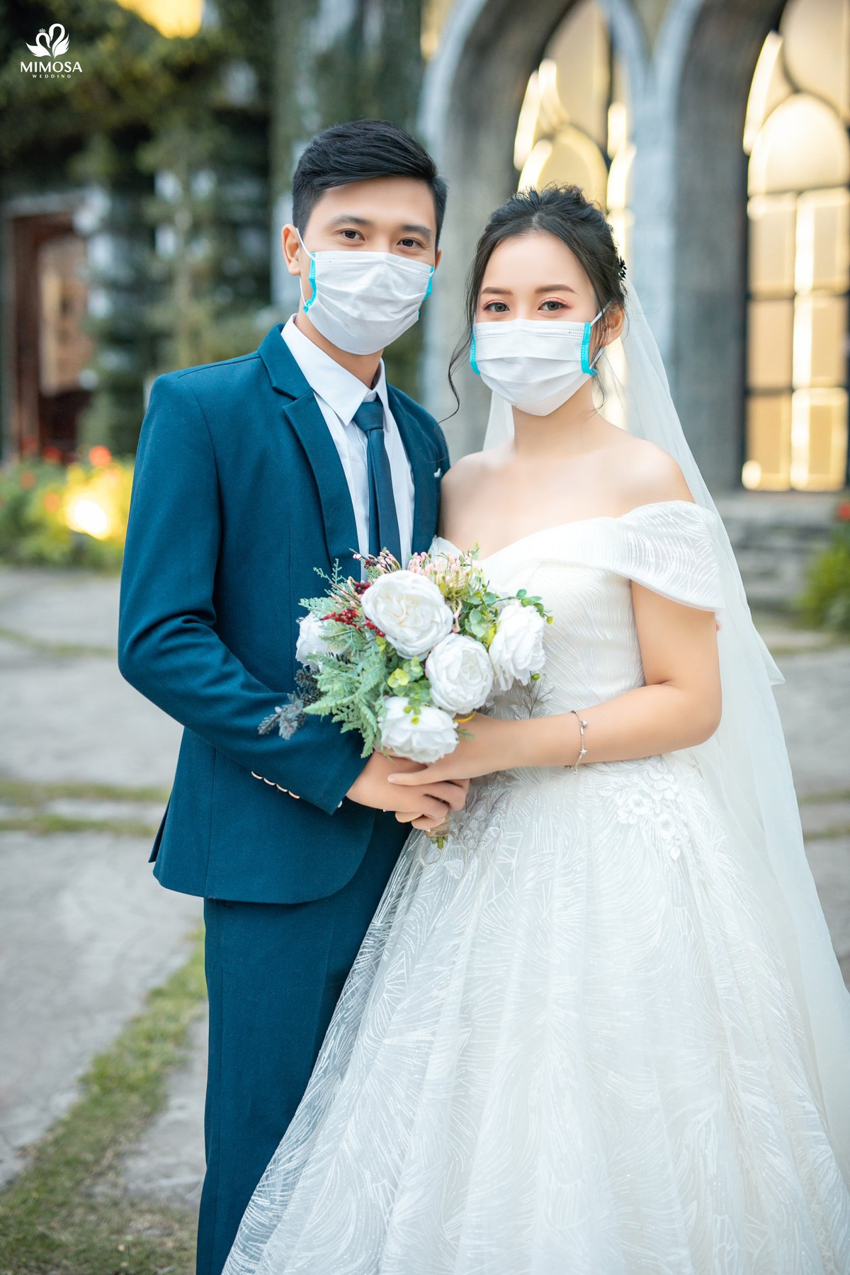 Một số người dùng Facebook cho rằng cô dâu chú rể cố tình "làm màu", câu like giữa đại dịch mà cả thế giới đang lo sợ. Đây không phải vấn đề có thể mang ra đùa cợt, chụp hình. Hơn nữa việc đeo khẩu trang khi thực hiện ảnh cưới cũng không có thẩm mỹ, chẳng rõ mặt ai.