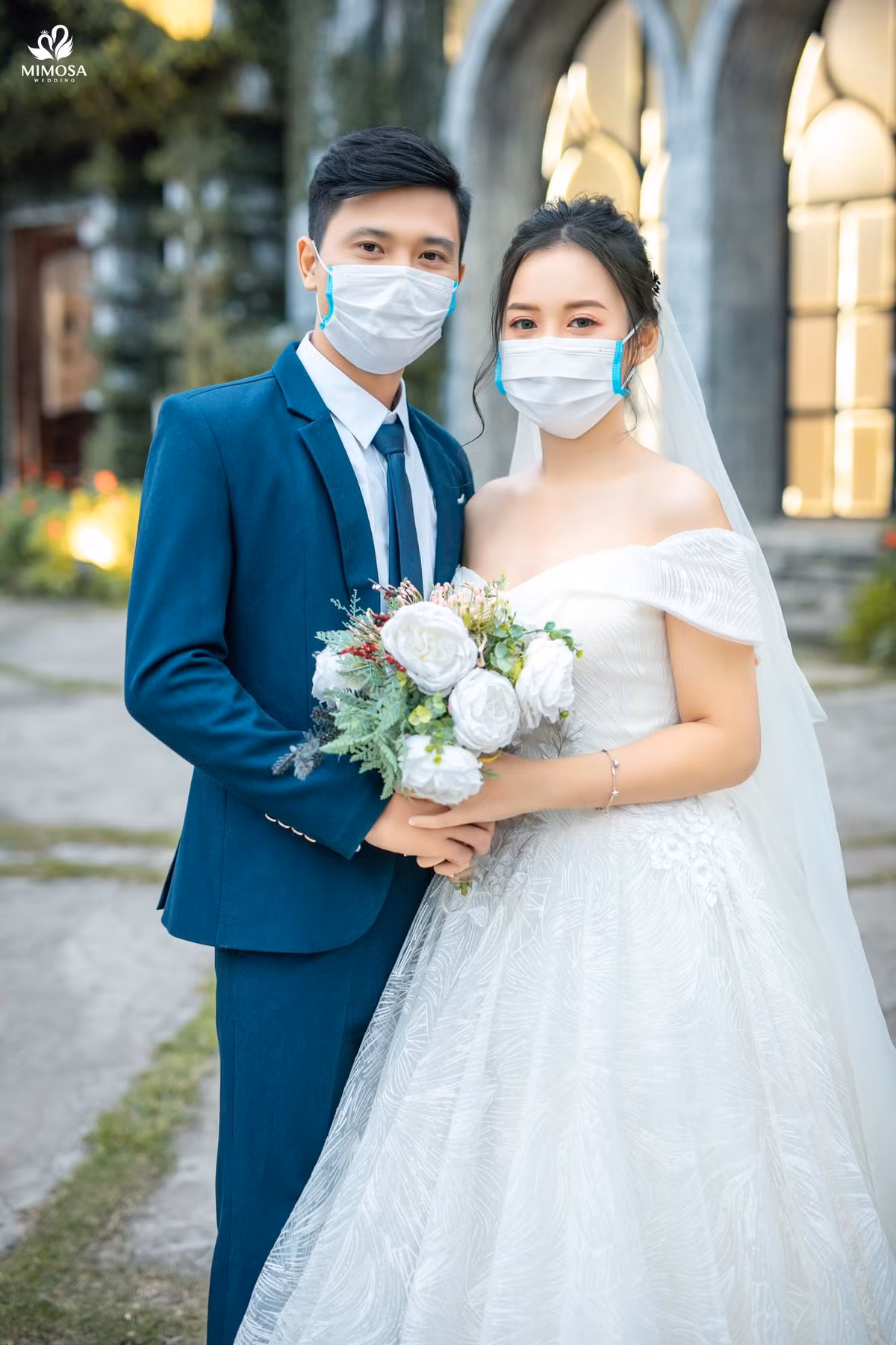 Một số người dùng Facebook cho rằng cô dâu chú rể cố tình "làm màu", câu like giữa đại dịch mà cả thế giới đang lo sợ. Đây không phải vấn đề có thể mang ra đùa cợt, chụp hình. Hơn nữa việc đeo khẩu trang khi thực hiện ảnh cưới cũng không có thẩm mỹ, chẳng rõ mặt ai.