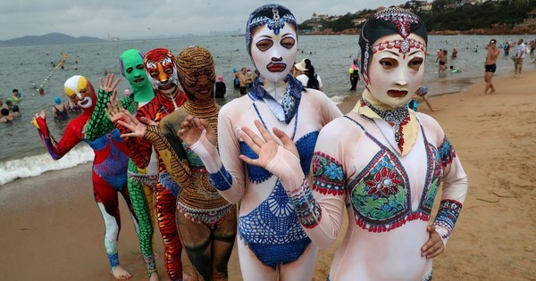 Sắm trang phục thế này thì chắc chắn, cả hội sẽ là những người nổi bật nhất bãi biển.