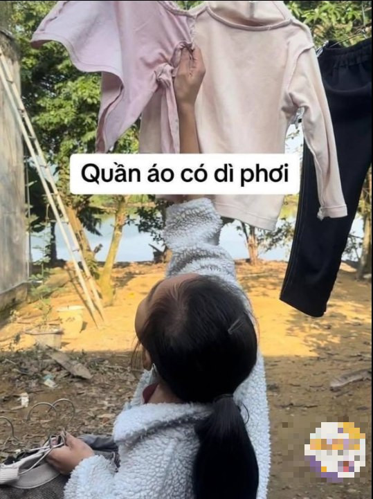 Quần áo có dì phơi.