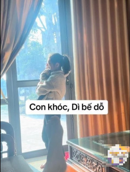 Khi em bé khóc, có dì bế dỗ. Những công việc tưởng chừng như không tên như vậy nhưng khi ở nhà nội sẽ một tay mẹ bỉm lo hết. Về ngoại được cả nhà cưng như công chúa như vậy thì vợ thích về ngoại cũng đúng thôi.