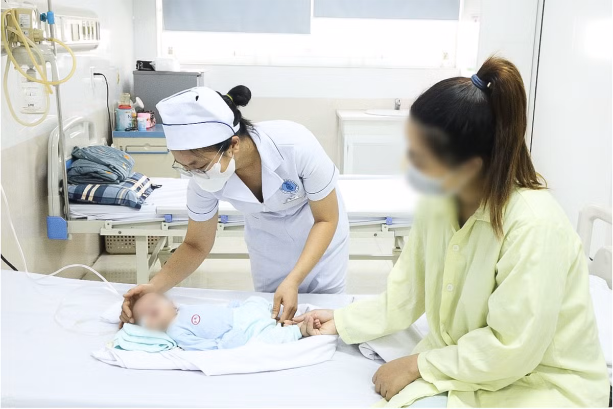 Sau khi sức khỏe em bé đã ổn định hơn, chị Thảo mới có điều kiện xuống thăm em bé mình từng cấp cứu đang được điều trị tại Bệnh viện Trẻ em Hải Phòng.