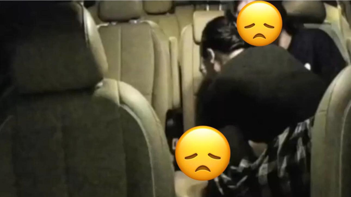 Mới đây, MXH chia sẻ đoạn clip ghi lại cảnh nữ điều dưỡng cấp cứu một bé sơ sinh 7 ngày tuổi bị sặc sữa trên xe taxi. Nữ điều dưỡng thực hiện các thao tác cấp cứu như ép tim ngoài lồng ngực, hà hơi thổi ngạt, hút mũi miệng trực tiếp.