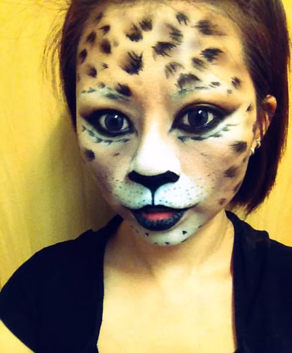 Trước khi trở về mảnh đất hình chữ S, Hòa An là sinh viên trường SLA Makeup Professionnal Academy. Tại Kinh đô ánh sáng, cô đã gặt hái được một số thành công nhất định. Cô đã có cơ hội được thể hiện mình trong một số show trình diễn của các đơn vị có tên tuổi như Elite, Angel and Demon, Metropolitain, Mademoiselle... và được ghi nhận trên một số tạp chí thời trang nổi danh như Miss Ebene.