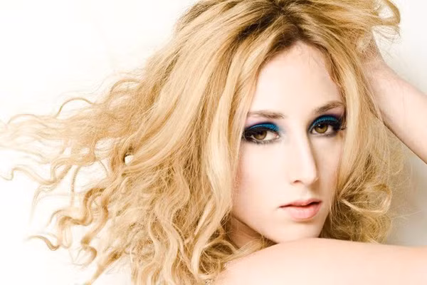 "Khi đã tìm được điểm cân bằng, Hòa An cũng cảm thấy mọi việc trở nên dễ dàng hơn nhiều và cũng đã thích nghi được với công việc ở Việt Nam. Cũng phải nói rằng, môi trường cạnh tranh ở Việt Nam có phần còn khốc liệt hơn ở bên Pháp nếu muốn trở thành một nhân vật nổi trội", cô nàng bộc bạch.