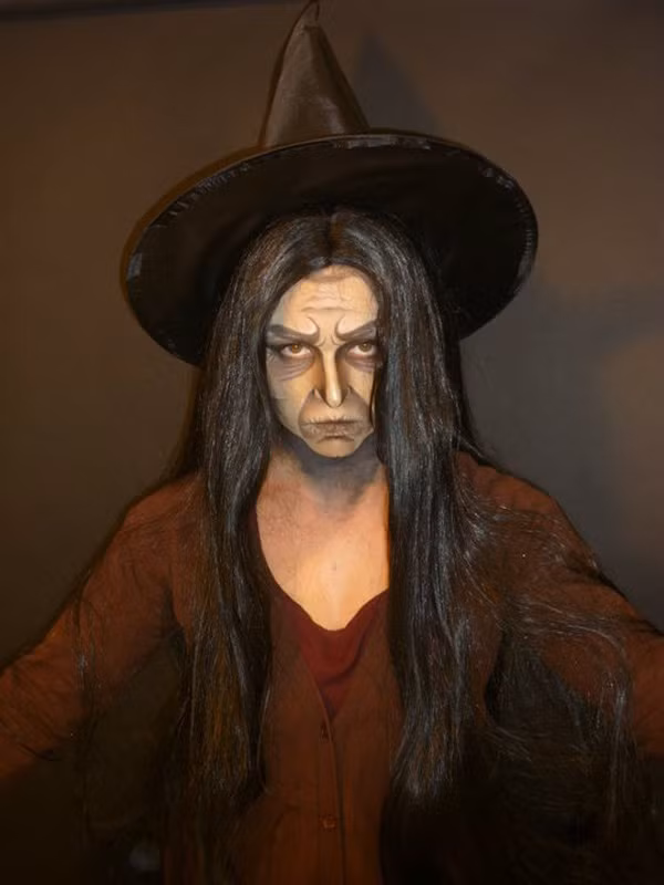 "Ở Việt Nam, những người làm nghề trang điểm mới chỉ được gọi là thợ chứ có ai được đưa lên làm nghệ nhân. Đó là một sự thiếu công bằng", Hòa An bộc bạch.