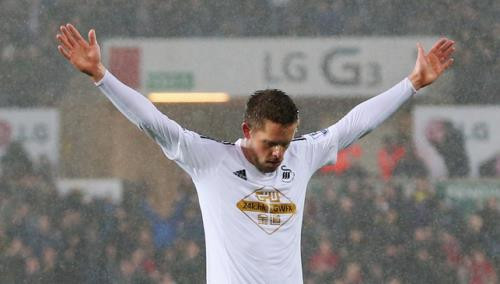 Gylfi Sigurdsson gia nhập Tottenham mùa hè năm 2012 và đây là những ngày tháng đáng quên của cầu thủ người Iceland này. Anh thi đấu với vai trò một kẻ đóng thế. Mùa hè năm 2014, Sigurdsson trở về ngôi nhà xưa là Swansea và liên tục góp công vào những chiến thắng của đội bóng này. Với 5 lần "nổ súng" và 8 đường kiến tạo sau 21 trận, tiền vệ người Iceland hiện là vị trí bất khả xâm phạm trong đội hình của Swansea.