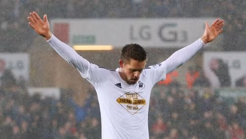 Gylfi Sigurdsson gia nhập Tottenham mùa hè năm 2012 và đây là những ngày tháng đáng quên của cầu thủ người Iceland này. Anh thi đấu với vai trò một kẻ đóng thế. Mùa hè năm 2014, Sigurdsson trở về ngôi nhà xưa là Swansea và liên tục góp công vào những chiến thắng của đội bóng này. Với 5 lần "nổ súng" và 8 đường kiến tạo sau 21 trận, tiền vệ người Iceland hiện là vị trí bất khả xâm phạm trong đội hình của Swansea.