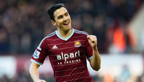 Mùa hè 2013, Stewart Downing đã bị Liverpool bán tháo sang West Ham. Ở West Ham, Downing được đẩy về giữa sân đá với vai trò nhạc trưởng và anh đã đóng góp 5 bàn thắng, 7 đường kiến tạo thành bàn giúp West Ham bay cao trên bảng xếp hạng Premier League.