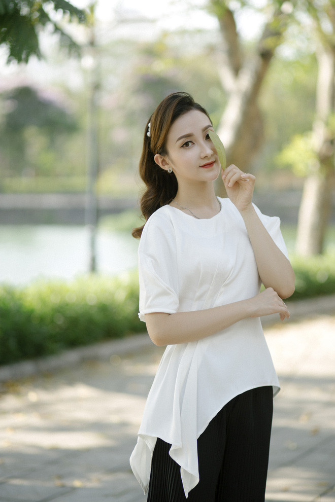 Theo chia sẻ, từ nhỏ cô nàng rất yêu nghệ thuật và cũng có đôi chút năng khiếu âm nhạc, đã từng nuôi ý định thi vào một trường nghệ thuật sau khi tốt nghiệp THPT.