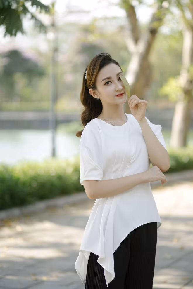 Theo chia sẻ, từ nhỏ cô nàng rất yêu nghệ thuật và cũng có đôi chút năng khiếu âm nhạc, đã từng nuôi ý định thi vào một trường nghệ thuật sau khi tốt nghiệp THPT.