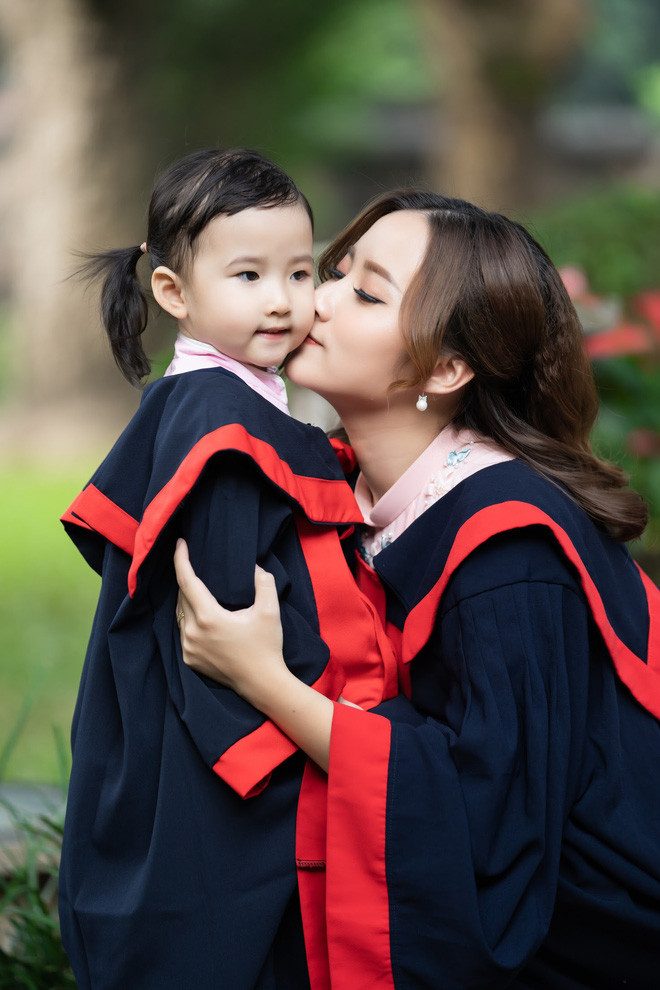 Quỳnh Như cho biết: "Mình có con khi mới là sinh viên năm nhất, con đến trường rồi ngồi học cùng mình, thậm chí tiếp thêm động lực cho mình trong mỗi kỳ thi. Cho nên kết thúc bốn năm Đại học, mình muốn có bộ ảnh kỷ yếu cùng với chồng con mặc áo cử nhân. Hai mẹ con cùng tốt nghiệp, con cũng như là bạn thân của mình vậy!"