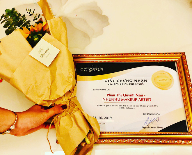 Nữ sinh kể: "Mình luôn cảm thấy thiếu thời gian, để vượt qua khó khăn này không còn cách nào khác là trân trọng từng giờ, từng phút, chẳng hạn với việc học, có khi mình vừa cho con ăn vừa học bài v.v…"