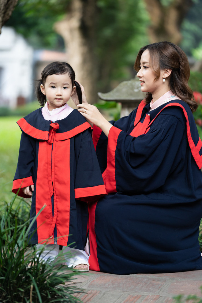 Tuy nhiên, bất ngờ hơn cả là Quỳnh Như đã lập gia đình từ khi còn năm nhất đại học, bộ ảnh kỷ yếu của nữ sinh cùng chồng và con gái vô cùng đáng yêu đang thu hút không ít sự quan tâm từ phía cộng đồng mạng.