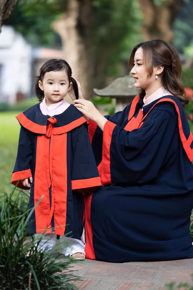 Tuy nhiên, bất ngờ hơn cả là Quỳnh Như đã lập gia đình từ khi còn năm nhất đại học, bộ ảnh kỷ yếu của nữ sinh cùng chồng và con gái vô cùng đáng yêu đang thu hút không ít sự quan tâm từ phía cộng đồng mạng.