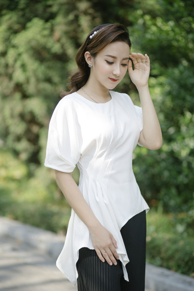 Nữ sinh 9X không lo lắng hay quan tâm quá nhiều đến dư luận xã hội vì cô bạn cho rằng bản thân không làm sai, không làm ảnh hưởng đến bất kỳ ai và luôn chịu trách nhiệm với mọi quyết định của mình.