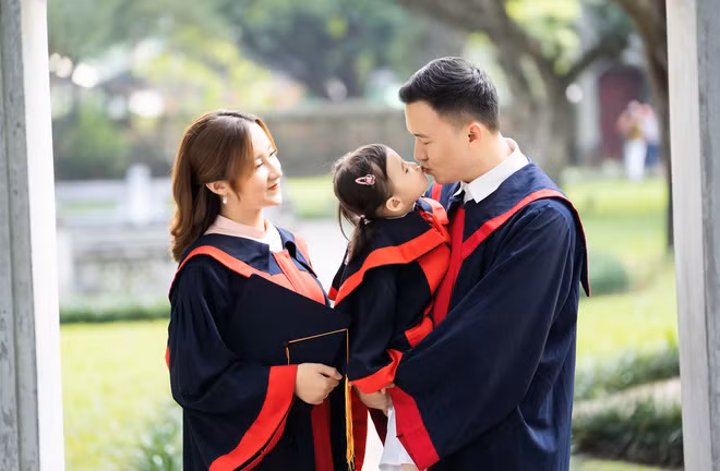 ...Gia đình chính là nguồn động lực lớn nhất để mình cố gắng hơn. Từ đầu đến cuối, quyết định của mình trước sau như một, không thay đổi và mình đang rất hạnh phúc! Khi tốt nghiệp, mình mong muốn sẽ tìm được một công việc ổn định, hướng tới sự chuyên nghiệp và hiệu quả!"