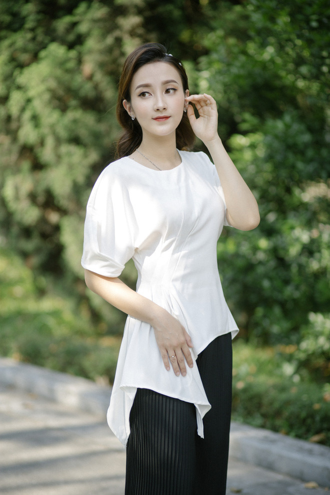 "Đối với bản thân mình, kết hôn sớm hay muộn không quan trọng, đến được với nhau đã là một cái duyên, mình nên trân trọng điều đó. Quan trọng là cả hai hợp nhau, biết chia sẻ, thấu hiểu, có nhược điểm sẽ giúp đỡ nhau biến đó thành cái ưu điểm, hài hòa mọi thứ. Khi mình gặp được một người, đồng cảm với mình về mọi thứ thì đó là một điều may mắn.Và ở chồng mình, mình luôn cảm nhận được những điều đó nên chúng mình đã đi đến kết hôn. Hai vợ chồng đã quen nhau lâu, có thời gian tìm hiểu, bố mẹ hai bên đều ủng hộ, miễn hai vợ chồng sống hạnh phúc là bố mẹ mừng.", Như tâm sự.