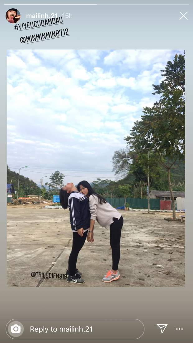 Thậm chí ngay chính người bị "đâm đầu" cũng chán nản phải ngửa cổ ra phía sau như thế này.