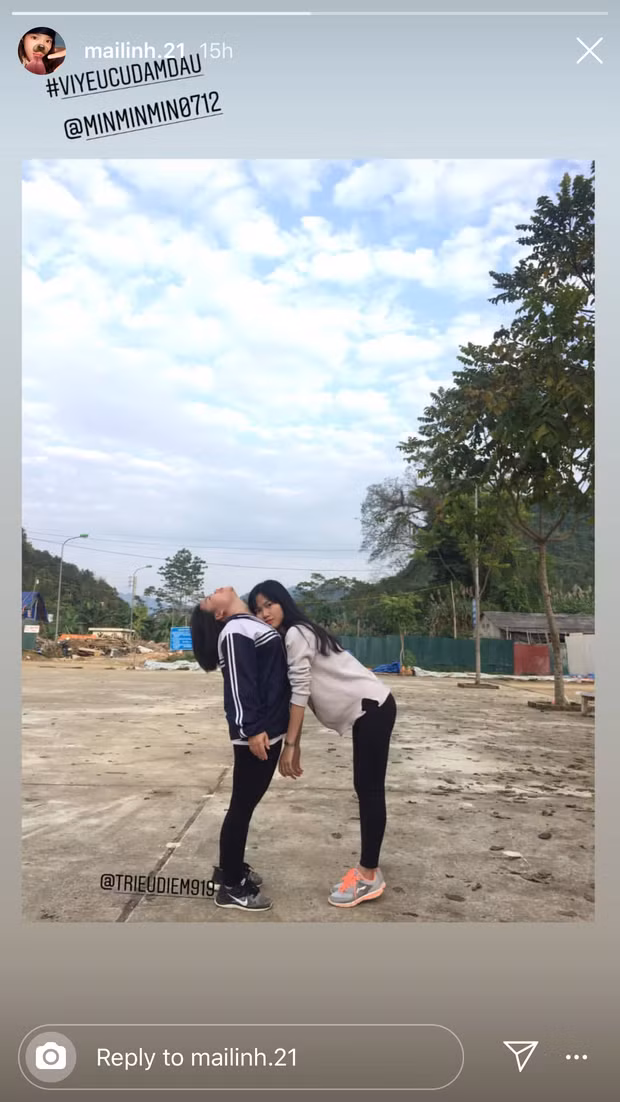 Thậm chí ngay chính người bị "đâm đầu" cũng chán nản phải ngửa cổ ra phía sau như thế này.