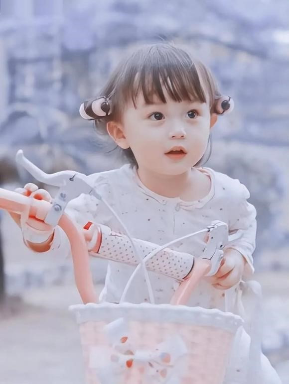 Năm mới lên 2, Lưu Sở Điềm giành chiến thắng tại cuộc thi Sao nhí của năm, một cuộc thi tìm kiếm gương mặt nổi tiếng dành cho trẻ em.