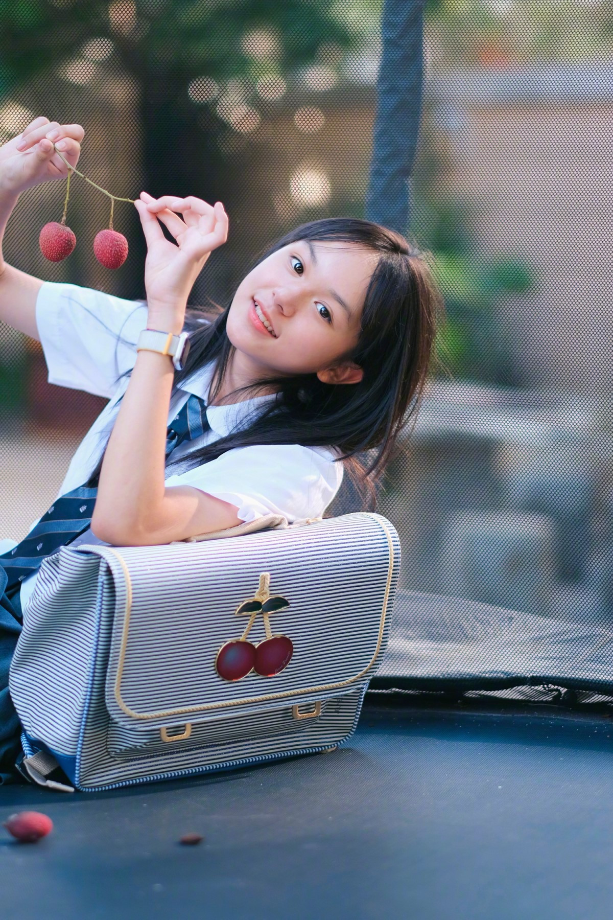 Dù ít xuất hiện ở sự kiện giải trí, Lưu Sở Điềm vẫn thu hút chú ý của nhiều khán giả. Mỗi bài đăng của cô trên trang cá nhân thường nhận hàng chục nghìn like cùng hàng nghìn bình luận.