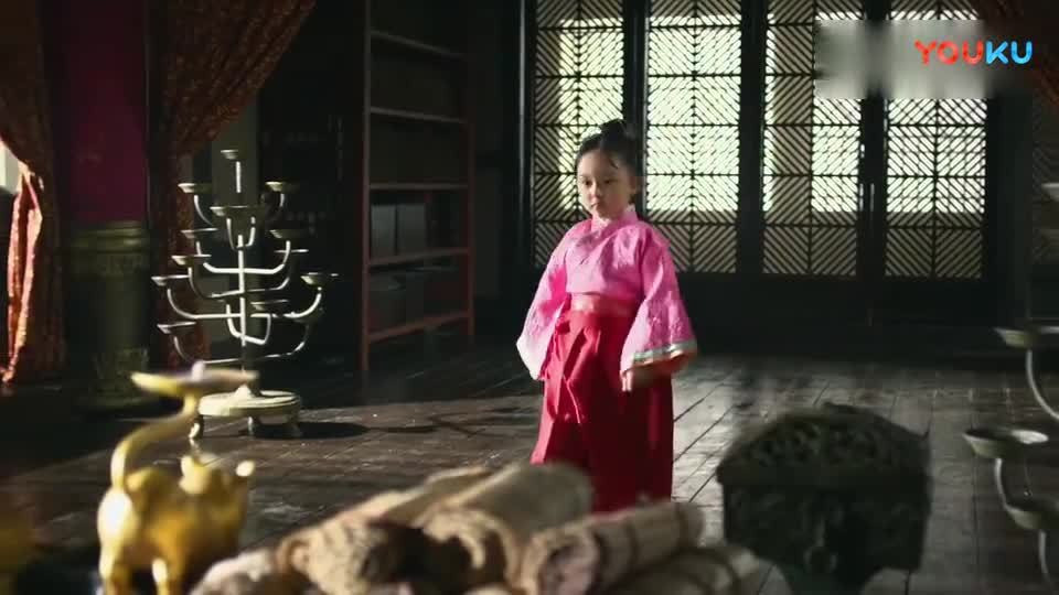 Cô bé lọt vào mắt xanh các đạo diễn nhờ gương mặt, ánh mắt thông minh cùng khả năng biểu diễn tốt. Đặc biệt, khi 5 tuổi, cô bé gây chú ý khi vào vai Mị Nguyệt hồi nhỏ trong bộ phim nổi tiếng "Mị Nguyệt Truyện" - phim do Tôn Lệ đóng chính với vai Mị Nguyệt.